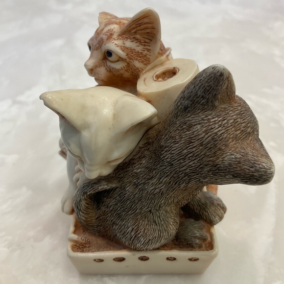 Harmony Kingdom Powder Room Cats Trinket Box Figurine, 2.5" tall x 2.25" wide - Picture 4 of 9